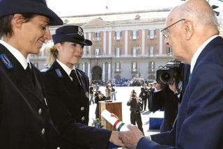 Il Presidente Giorgio Napolitano consegna l'Attestato di merito alle Agente Carolina Kostner e Nadia Cortassa, in occasione della Festa del Corpo di Polizia Penitenziaria
