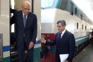 Il Presidente Giorgio Napolitano, accompagnato dall'Amministratore Delegato delle Ferrovie dello Stato, Mauro Moretti, all'arrivo nella stazione di Mergellina