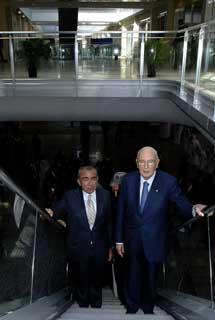 Il Presidente Giorgio Napolitano, accompagnato dal Presidente del Polo della Qualità, Guglielmo Aprile, durante la visita alla Città della Moda di Marcianise