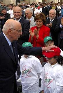 Il Presidente Giorgio Napolitano saluta alcuni ragazzi intervenuti alla cerimonia di apertura dell'anno scolastico 2007/08