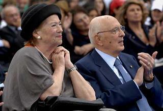 Il Presidente Giorgio Napolitano con la moglie Clio durante la cerimonia di apertura dell'anno scolastico