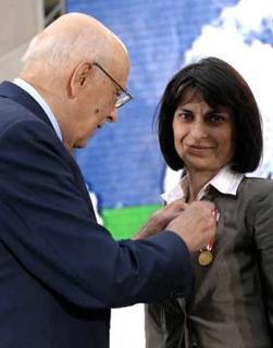 Il Presidente Giorgio Napolitano consegna la Medaglia d'Oro al Merito civile alla Signora Maria Teresa Scambia in occasione della cerimonia di apertura dell'anno scolastico