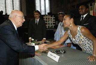 Il Presidente Giorgio Napolitano saluta Samia Nkrumah, Consigliere al &quot;Segretariato Permanente Premio Nobel per la Pace&quot; al termine del Convegno per la &quot;Giornata Internazionale di memoria e riflesione contro la schiavitù&quot;.