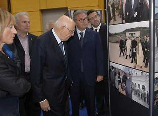 Il Presidente Giorgio Napolitano osserva una mostra fotografica che documenta la sua presenza, come Ministro dell'Interno, in Umbria a seguito del terremoto