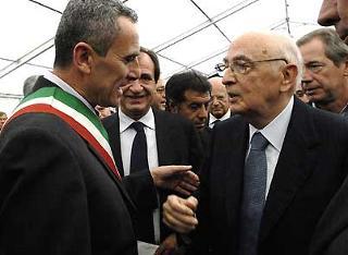 Il Presidente Giorgio Napolitano si intrattiene con il fratello di Enzo Baldoni, in ccasione della visita del Capo dello Stato in Umbria