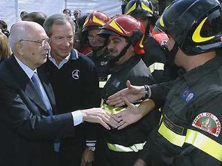 Il Presidente Giorgio Napolitano con Guido Bertolaso, Capo del Dipartimento della Protezione Civile, durante la visita nella cittadina umbra.