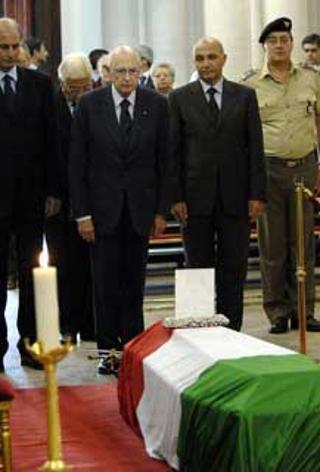 Il Presidente Giorgio Napolitano in raccoglimento davanti alla salma del Maresciallo Capo Lorenzo D'Auria, durante la visita alla Camera Ardente del Celio