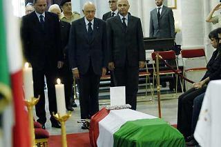 Il Presidente Giorgio Napolitano in raccoglimento davanti alla salma del Maresciallo Capo Lorenzo D'Auria, durante la visita alla Camera Ardente del Celio. Sulla destra la vedova Signora Francesca