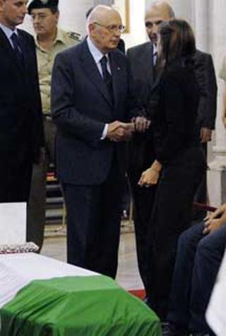 Il Presidente Giorgio Napolitano con la vedova del Maresciallo Capo Lorenzo D'Auria, durante la visita alla Camera Ardente del Celio