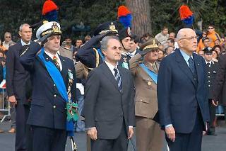 Il Presidente Giorgio Napolitano con il Ministro della Difesa Arturo Parisi, poco prima di deporre una corona d'alloro sulla Tomba del Milite Ignoto in occasione della Festa Nazionale della Repubblica