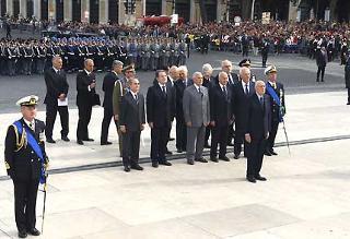 Il Presidente Giorgio Napolitano assiste all'alzabandiera, poco prima di ascendere la Scalea del Vittoriano per deporre una corona d'alloro sulla Tomba del Milite Ignotoin occasione della Festa Nazionale della Repubblica