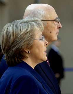 Il Presidenete Giorgio Napolitano con Michelle Bachelet, Presidente della Repubblica del Cile, durante la cerimonia di accoglienza al Quirinale