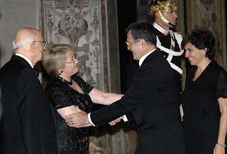 Il Presidente Giorgio Napolitano con la Signora Michelle Bachelet, Presidente della Repubblica del Cile e il Presidente del Consiglio Romano Prodi.