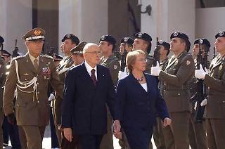 Il Presidente Giorgio Napolitano con la Signora Michelle Bachelet, Presidente della Repubblica del Cile, durante gli onori militari, in visita di Stato in Italia