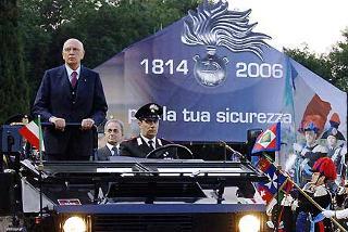 Il Presidente Giorgio Napolitano accompagnato dal Ministro della Difesa Arturo Parisi, passa in rassegna le truppe schierate in Piazza di Siena in occasione del 192° Anniversario di Fondazione dell'Arma dei Carabinieri
