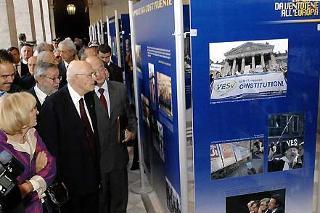 Il Presidente Giorgio Napolitano accompagnato dal Ministro per le Politiche Europee Emma Bonino e dal Curatore della Mostra, Raimondo Cagiano de Azevedo, visita la rassegna fotografica sulla storia dell'integrazione europea
