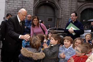 Il Presidente Giorgio Napolitano al suo arrivo alla Chiesa di S. Maria Donnaregina Nuova, accolto dai bambini, poco prima della cerimonia dell'inaugurazione del Museo Diocesano
