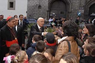 Il Presidente Giorgio Napolitano con il Cardinale Crescenzio Sepe sulla scalinata della Chiesa di S. Maria Donnaregina Nuova, saluta i bambini, poco prima dell'inaugurazione del Museo Diocesano