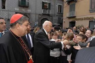 Il Presidente Giorgio Napolitano con il Cardinale Crescenzio Sepe sulla scalinata della Chiesa di S. Maria Donnaregina Nuova, saluta alcuni bambini, poco prima dell'inaugurazione del Museo Diocesano