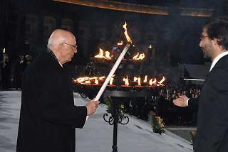 Il Presidente Giorgio Napolitano accende l'ultima candela della pace, in occasione della cerimonia conclusiva dell'incontro Internazionale per la Pace, promosso dalla Comunità di S. Egidio e dall'Arcidiocesi di Napoli