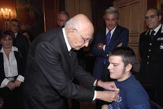 Il Presidente Giorgio Napolitano consegna al giovane Marco Siviero la Medaglia d'Oro al Valor Civile