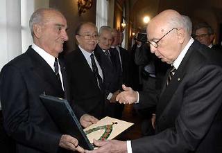 Il Presidente Giorgio Napolitano consegna il Collare di Decano dell'Ordine al Cavaliere del Lavoro Aldo Jacovitti, al centro i Cavalieri del Lavoro che appartengono all'Ordine da 25 anni