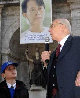 Il Presidente Giorgio Napolitano in piazza del Campidoglio risponde alle domande di alcuni studenti in occasione della premiazione dei vincitori del Progetto &quot;Parlamento europeo e cittadini europei