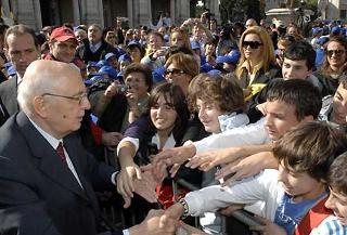 Il Presidente Giorgio Napolitano in piazza del Campidoglio saluta gli studenti e i docenti intervenuti alla premiazione dei vincitori del Progetto &quot;Parlamento europeo e cittadini europei