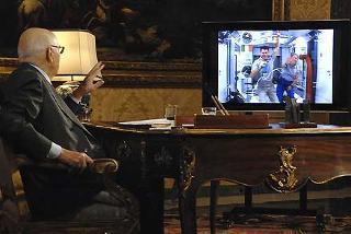 Il Presidente Giorgio Napolitano durante il colloquio con l'astronauta Paolo Nespoli ed il comandante dello Shuttle, Pamela Melroy, in diretta tra la Stazione Spaziale Internazionale ed il Quirinale
