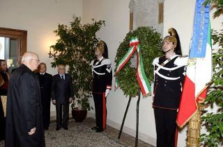 Il Presidente Giorgio Napolitano nel corso della cerimonia di deposizione di una corona d'alloro ai Caduti del Quirinale