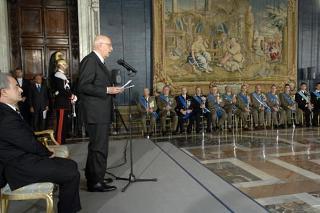 Il Presidente Giorgio Napolitano, nella foto con il Ministro della Difesa Arturo Parisi e gli Insigniti delle decorazioni dell'Ordine Militare d'Italia, durante il suo intervento