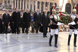 Il Presidente Giorgio Napolitano, accompagnato dalle massime Autorità Istituzionali, ascende la scalea del Vittoriano per rendere omaggio al Milite Ignoto, nel giorno dell'Unità Nazionale e della Festa delle Forze Armate