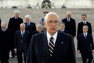 Il Presidente Giorgio Napolitano, al termine della cerimonia per le celebrazioni nel Giorno dell'Unità Nazionale e della Festa delle Forze Armate, all'Altare della Patria