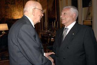Il Presidente Giorgio Napolitano accoglie Paolo Salvatore, Presidente del Consiglio di Stato nel suo studio al Quirinale