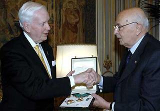 Il Presidente Giorgio Napolitano consegna le insegne di Grande Ufficiale al Merito della Repubblica Italiana a Wilfred J.Wilkinson.