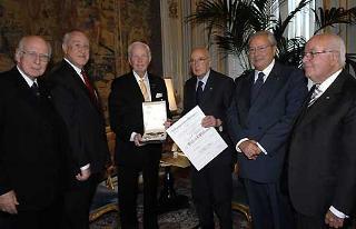 Il Presidente Giorgio Napolitano durante la cerimonia di consegna dell'onorificenza di Grande Ufficiale al Merito della Repubblica Italiana, a Wilfred J.Wilkinson, Presidente del Rotary International.