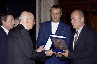 Il Presidente Giorgio Napolitano consegna il Premio &quot;Credere nella Ricerca&quot; a Ferzan Ozpetek, in occasione della Giornata Nazionale per la Ricerca sul Cancro