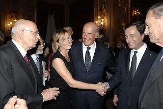Il Presidente Giorgio Napolitano con Isabella Ferrari, Umberto Veronesi, Mario Draghi e Piero Sierra, in occasione della celebrazione della Giornata Nazionale per la Ricerca sul Cancro
