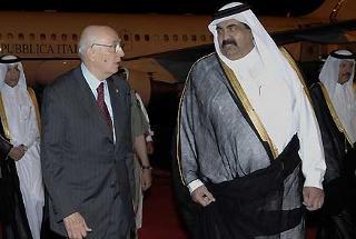 Il Presidente Giorgio Napolitano con S.A. l'Emiro Hamad bin Khalifa Al Thani all'arrivo in Aeroporto di Doha