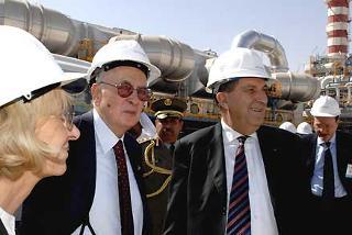 Il Presidente Giorgio Napolitano accompagnato dal Ministro Emma Bonino, dal Vice Ministro Ugo Intini e dal Presidente Rosario Alessandrello della Fisia Italimpianti, durante la visita all'impianto di desalinizzazione