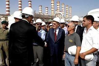Il Presidente Giorgio Napolitano salutato da un gruppo di maestranze durante la visita all'impianto di desalinizzazione dell'Acqua di Ras Abu Fontas