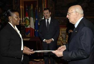 Il Presidente Giorgio Napolitano con S.E. Carla Elisa Luis Mucavi, Ambasciatore della Repubblica di Mozambico, in occasione delle presentazione delle Lettere Credenziali.