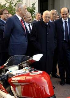 Il Presidente Giorgio Napolitano con l'Amministratore Delegato della Ducati Motor Holding Gabriele del Torchio e il Ministro per lo Sviluppo Economico Pierluigi Bersani nel corso dell'incontro con i vertici della Ducati.