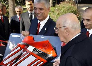 Il Presidente Giorgio Napolitano con l'Amministratore Delegato della Ducati Motor Holding Gabriele del Torchio, nel corso dell'incontro con i vertici della casa motociclistica.
