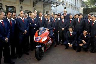 La moto Ducati GP ed il Campione del Mondo Casej Joel Stoner, insieme alle Maestranze della Casa motociclistica, al Quirinale, per le presentazioni al Capo dello Stato