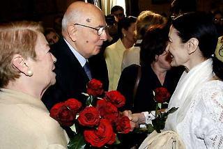 Il Presidente Giorgio Napolitano, la moglie Clio con un fascio di rose rosse dono di Carla Fracci, al termine della cerimonia celebrativa del 60° anniversario dell'estensione del diritto di voto alle donne, con l'emissione di un francobollo celebrativo dedicato a Nilde Iotti