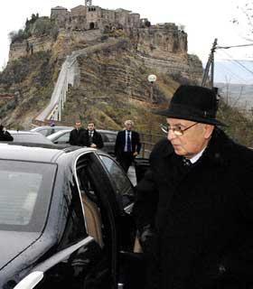 Il Presidente Giorgio Napolitano al suo arrivo a Bagnoregio per una visita a Civita, nella foto, sullo sfondo