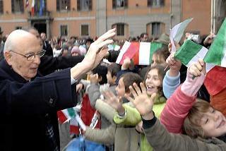 Il Presidente Giorgio Napolitano festeggiato da giovani scolari al suo arrivo in Prefettura