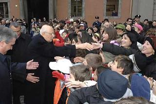 Il Presidente Giorgio Napolitano salutato all'arrivo in Prefettura