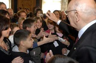 Il Presidente Giorgio Napolitano festeggiato dai bambini, in occasione della Giornata nazionale per i diritti dell'infanzia e dell'adolescenza